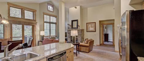 Pientalo, 2 makuuhuonetta | Yksityinen keittiö | Täysikokoinen jääkaappi, mikroaaltouuni, uuni, liesi