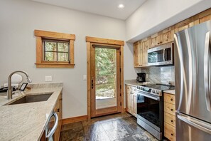 Townhome, 3 Bedrooms | Private kitchen | Full-size fridge, microwave, oven, stovetop