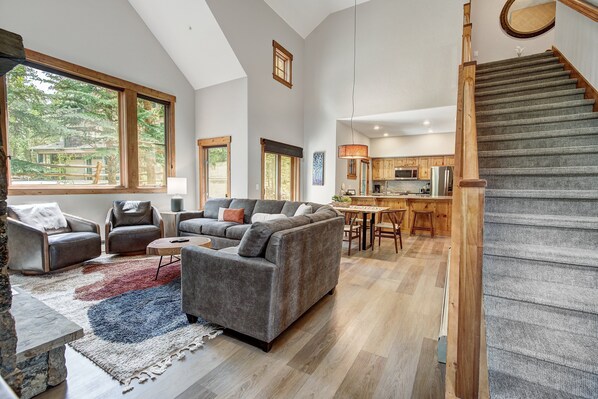 Stadtwohnung, 3 Schlafzimmer | Wohnbereich | Flachbildfernseher, Kamin