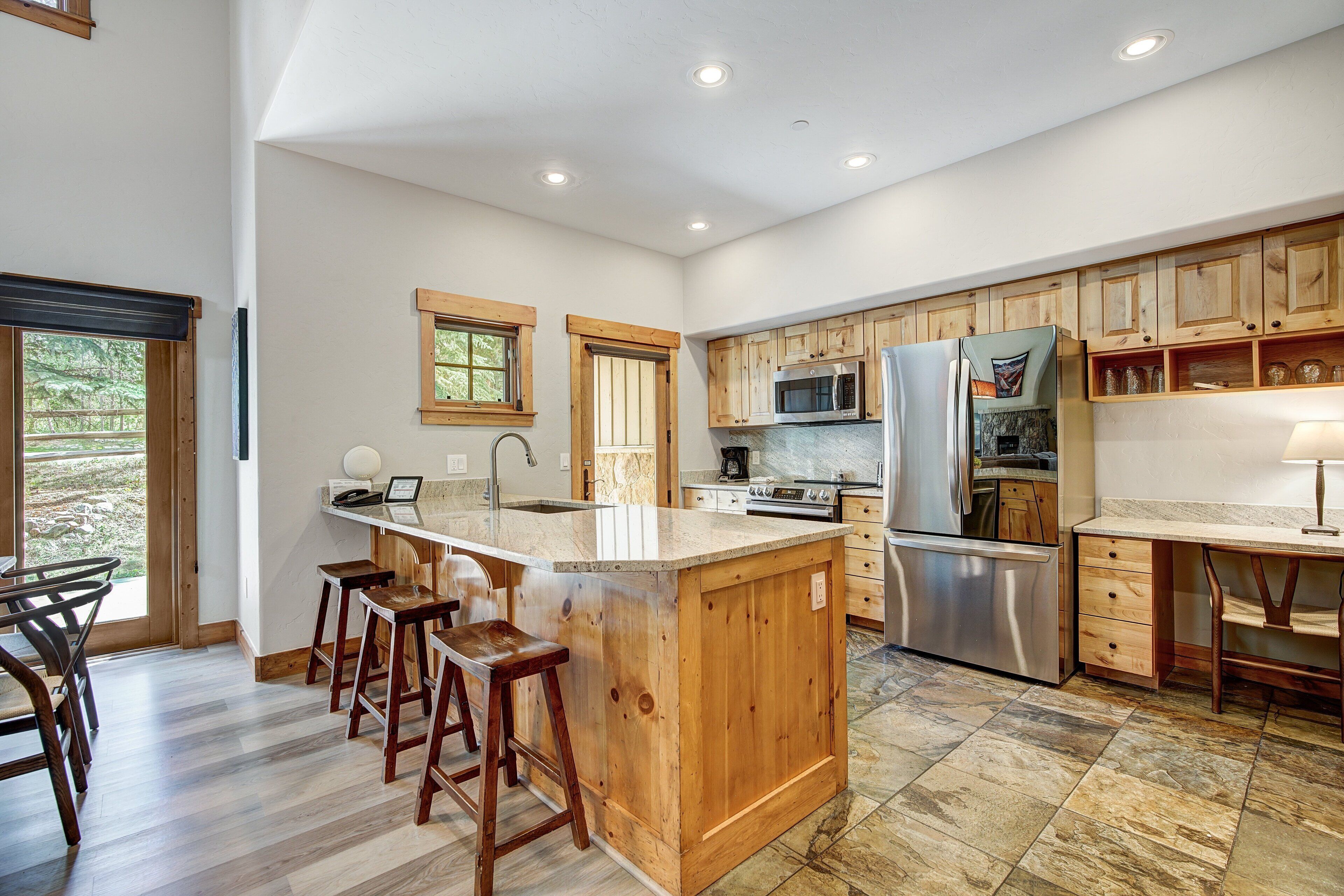 Casa de ciudad, 3 habitaciones | Cocina privada | Refrigerador con congelador, microondas, horno y parrilla de estufa 