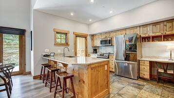 Casa de ciudad, 3 habitaciones | Cocina privada | Refrigerador con congelador, microondas, horno y parrilla de estufa