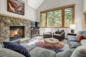 Stadtwohnung, 3 Schlafzimmer | Wohnbereich | Flachbildfernseher, Kamin