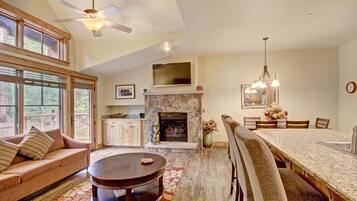 Townhome, 2 Bedrooms | Dining