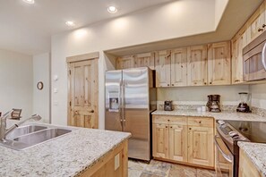 Townhome, 2 Bedrooms | Private kitchen | Full-sized fridge, microwave, oven, stovetop - Rocky Mountain Luxury - Large Ski-in Winter Townhome 6ppl 2 Bedroom Townhouse by RedAwning (Breckenridge)