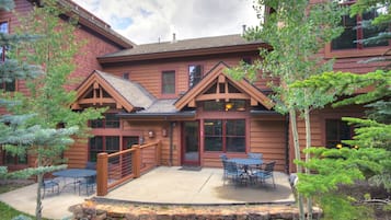 Townhome, 2 Bedrooms | Property grounds