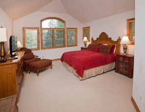 4 عدّة غرف نوم وواي فاي مجانًا وملاءات أسرّة