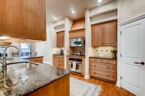 Luxury House, 4 Bedrooms, Non Smoking | Private kitchen | Fridge, microwave, coffee/tea maker - Luxury 4 Bedroom Home in Central Austin (Austin)