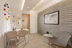 Apartemen Standar | Area keluarga | Televisi LCD 33-inci dengan saluran TV satelit dan TV