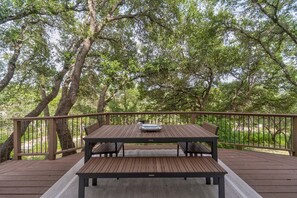Outdoor dining - Long-term Stays Close to Downtown in Acclaimed Eanes School District (Austin)