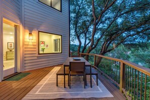 Outdoor dining - Long-term Stays Close to Downtown in Acclaimed Eanes School District (Austin)