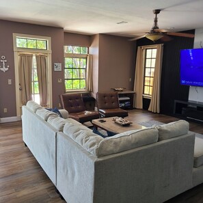 Älytelevisio, takka, pöytätennispöytä, kirjoja