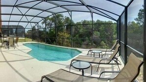 Zona exterior coberta amb piscina, gandules i taules.
