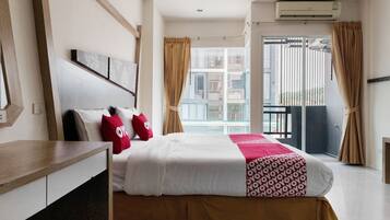 Escritorio, sistema de insonorización y wifi gratis