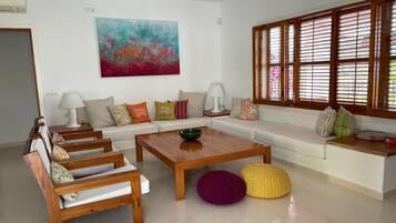 Tv, pejs, videospil, bordtennisbord