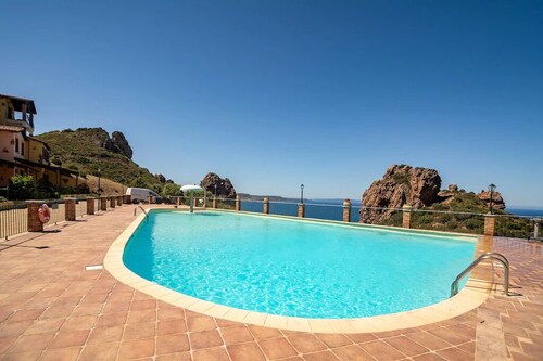 Villa Red Coral: sleeps 4, shared swimming pool, parking,