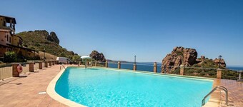 Villa Red Coral: sleeps 4, shared swimming pool, parking,