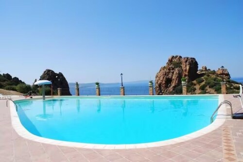 Villa Red Coral: sleeps 4, shared swimming pool, parking,