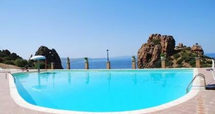 Villa Red Coral: sleeps 4, shared swimming pool, parking,