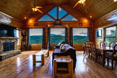 Private 2BR/2BA Cabin with Amazing LeConte Mountain Views