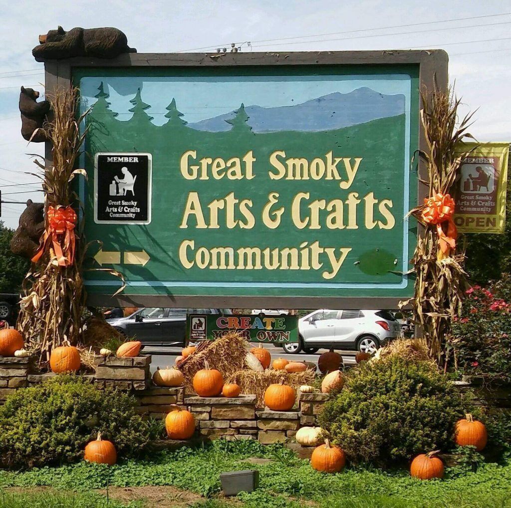 Skilt for Great Smoky Arts & Crafts Community med en piletavle.