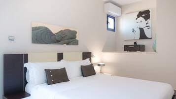 4 bedrooms, in-room safe, desk, iron/ironing board