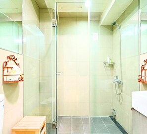 Phòng Suite phong cách cổ điển | Phòng tắm | Buồng tắm vòi sen, đồ dùng nhà tắm được thiết kế riêng, máy sấy tóc 