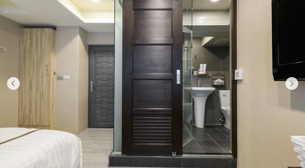 豪華套房 | 浴室 | 淋浴設備、名牌梳洗用品、風筒、拖鞋