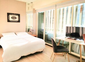 1 bedroom, premium bedding, down comforters, pillowtop beds - Taipei MRT Luxury Apartment(Monthly Stay) (Taipei)