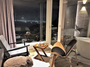 Habitación Grand doble, 1 habitación, bañera de hidromasaje, vistas al mar | Zona de estar | Televisión LED de 40 pulgadas con canales por cable, una Smart TV