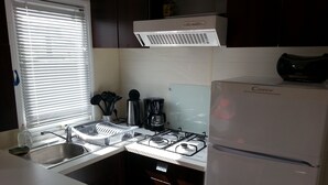 Kaffetrakter/tekoker, kjøleskap, mikrobølgeovn og kokeplater