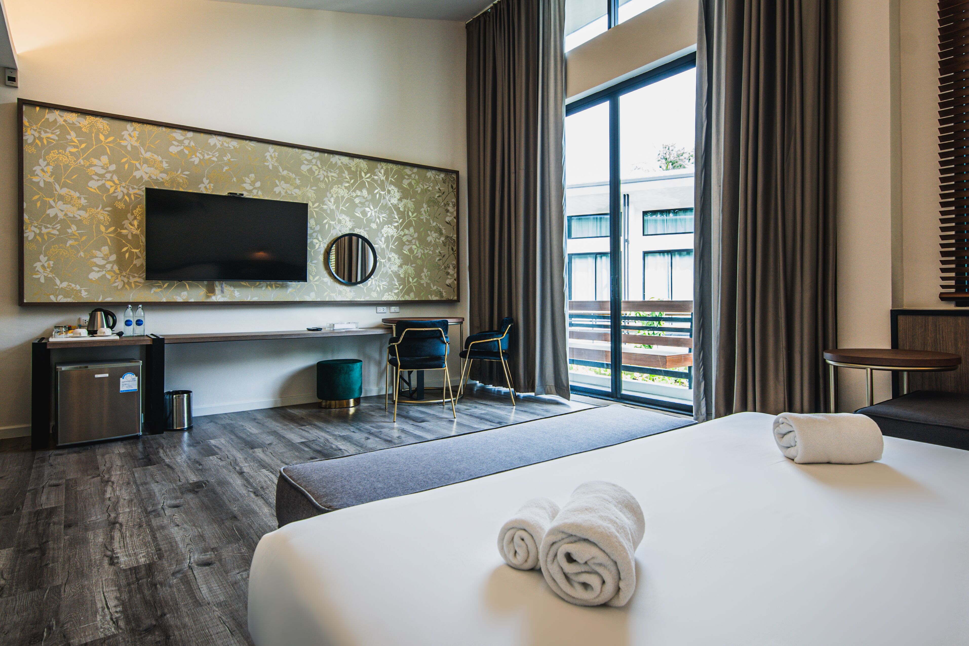 room, bathtub, canal view | premium bedding, minibar, in-room safe, individually decorated