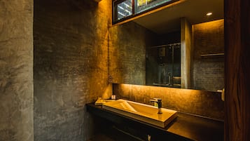 Habitación cuádruple | Baño | Ducha, artículos de higiene personal gratuitos y secador de pelo