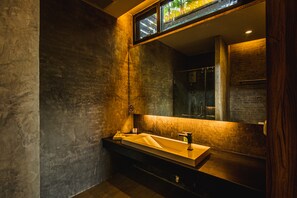 Quadruple Room | Bathroom | Shower, free toiletries, hair dryer, slippers - Lumphawa Amphawa (Samut Songkhram)