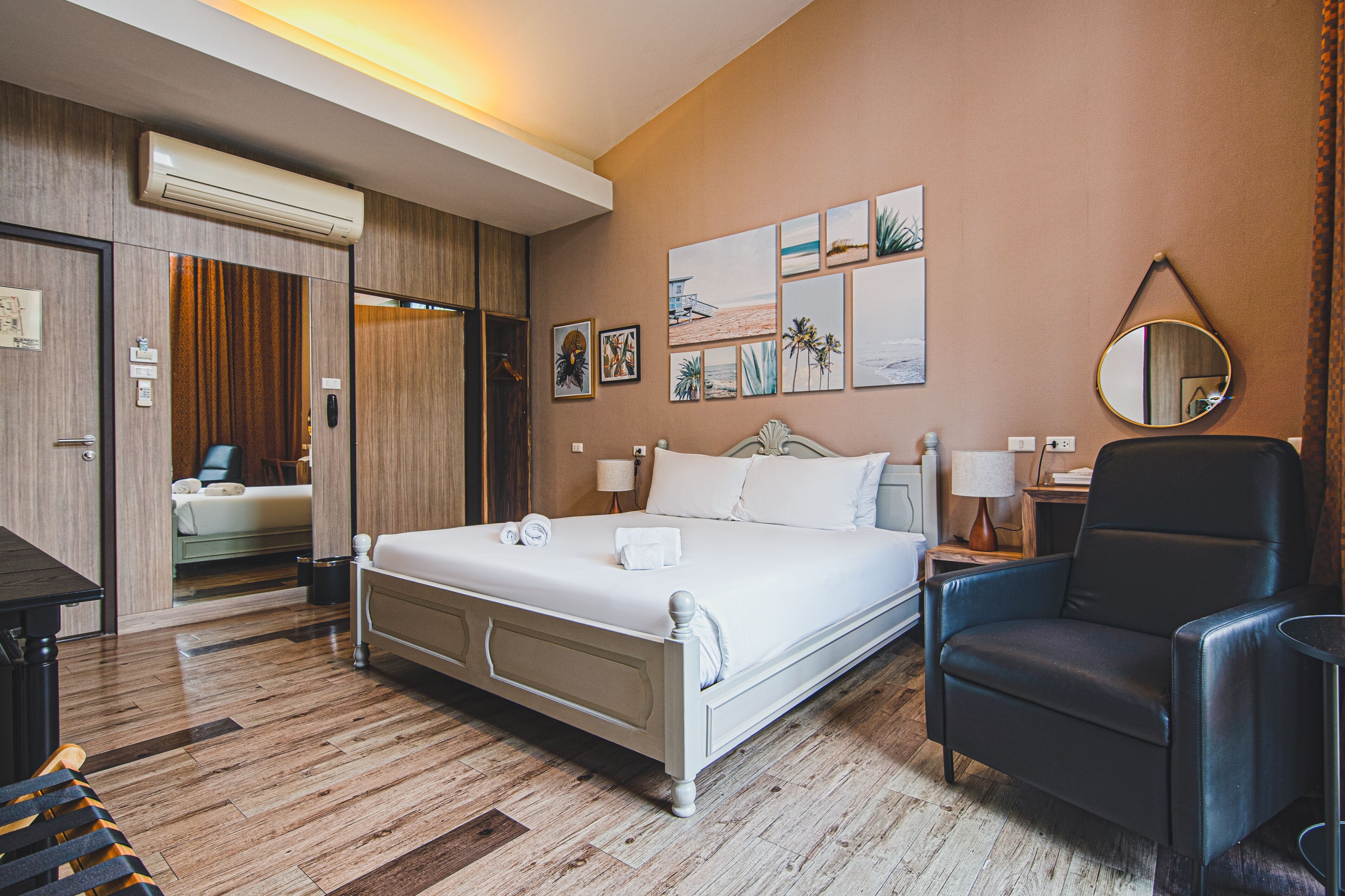 room, non smoking, canal view | bathroom | shower, free toiletries, hair dryer, slippers