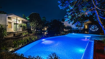 Una piscina al aire libre (de 08:00 a 20:00), sombrillas, tumbonas