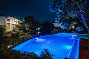 屋外プール、営業時間 8:00 ～ 20:00、プール パラソル、サンラウンジャー