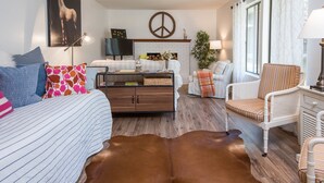 Ein Wohnzimmer mit einer Couch, einem Sessel und einem Couchtisch.
