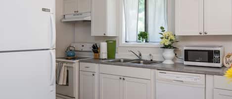 Frigorifero, microonde, forno, piano cottura