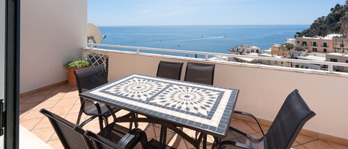 Positano Center -Guest 5 People in 3 Bedrooms, 2 Bathrooms - Overlooking the Sea