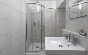 Dusche, Haartrockner, Handtücher, Seife