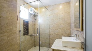 Dusche, kostenlose Toilettenartikel, Haartrockner, Hausschuhe