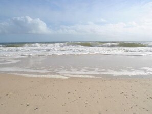 Una spiaggia con le onde che si infrangono sulla riva.