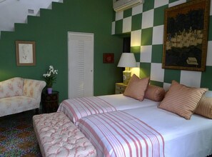 1 quarto, cofres nos quartos, escrivaninha