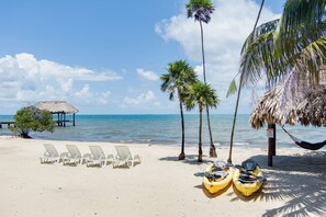 En la playa, camastros y toallas de playa 