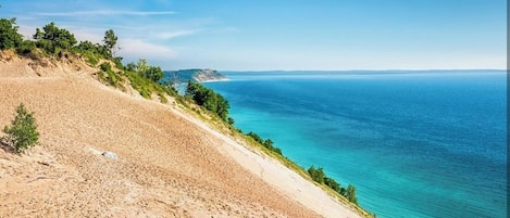 Ubicación cercana a la playa y toallas de playa