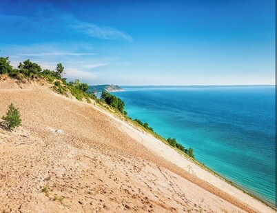 Cozy cabin in our private woods, close to a bike trail, winery, and lakes