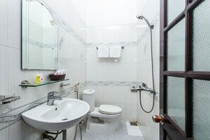 Phòng 4 Superior | Phòng tắm | Vòi sen/bồn tắm kết hợp, đồ dùng nhà tắm miễn phí, khăn tắm 