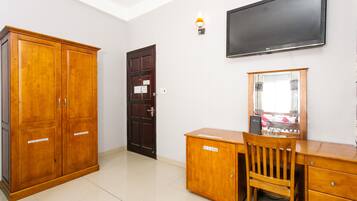 Standard Double Room | In-room safe, desk, soundproofing, free WiFi