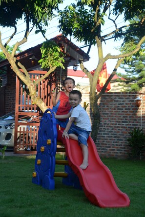 Children’s play area – outdoor - Ninh Binh Riverside Homestay 2 (Ninh Binh)