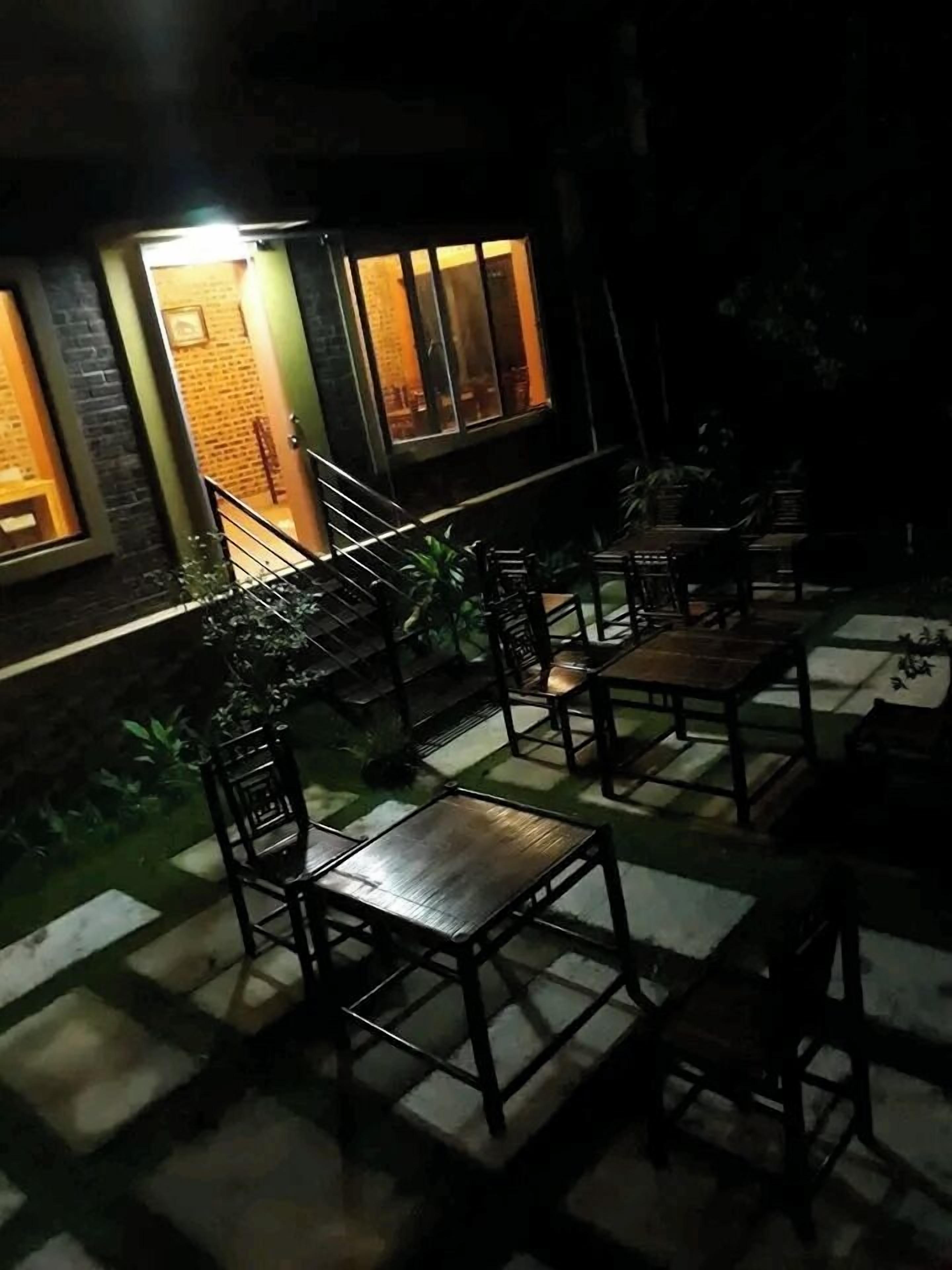 供应早餐、午餐和晚餐，地方菜